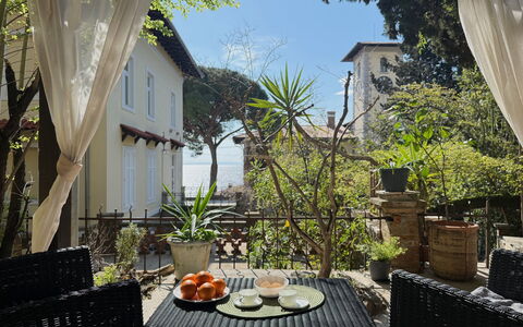 Apartment Niko, Private Garden, Wifi - Opatija: Meubles, Pot De Fleur, Mobilier De Jardin, Balcon, Ombre, Chaise, Plante D'Appartement, Porche, Cour