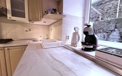 Apartment Niko, Private Garden, Wifi - Opatija: Comptoir, Cuisine, Appareil De Cuisine, Principaux Appliance, Cabinetry, Luminaire Plomberie, Robinet, Tuile, Évier, Marbre
