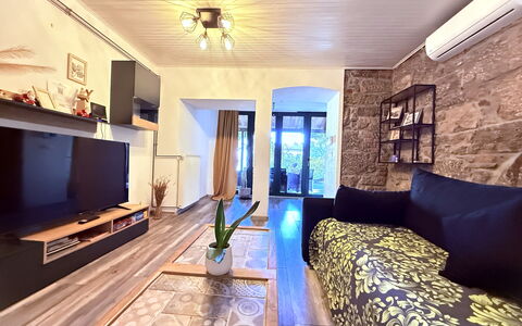 Apartment Niko, Private Garden, Wifi - Opatija: Design Intérieur, Sol, Canapé, Sol, Meubles, Salon, Bois, Plafond, Pièce, Éclairage