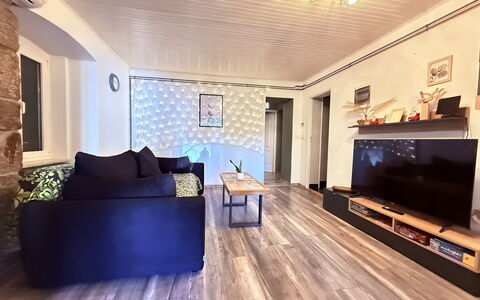 Apartment Niko, Private Garden, Wifi - Opatija: Design Intérieur, Sol, Sol, Meubles, Canapé, Bois, Plafond, Pièce, Salon, Parquet