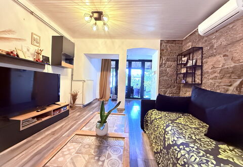 Apartment Niko, Private Garden, Wifi - Opatija: Design Intérieur, Sol, Canapé, Sol, Meubles, Salon, Bois, Plafond, Pièce, Éclairage