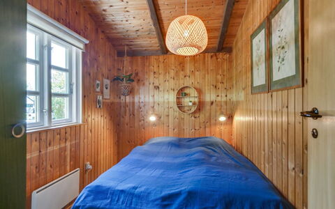 Kaarle - 400M to the Fjord: Bois, Chambre, Plafond, Design Intérieur, Sol, Sol, Lit, Drap De Lit, Literie, Dur