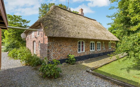 Tuki - 10Km from the Sea: Biens, Ferme