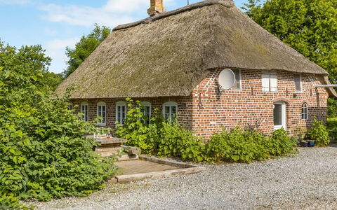 Tuki - 10Km from the Sea: Biens, Ferme