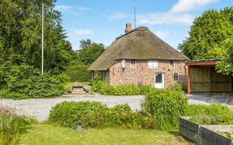 Tuki - 10Km from the Sea: Biens, Ferme