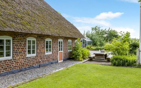 Tuki - 10Km from the Sea: Bleu, Arbuste, Chalet, Couverture De Sol, Jardin, Biens, Ombre, Aménagement Paysager, Ferme, Eco Hôtel