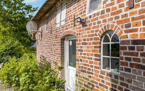 Tuki - 10Km from the Sea: Bleu, Arbuste, Chalet, Couverture De Sol, Jardin, Biens, Ombre, Aménagement Paysager, Ferme, Eco Hôtel