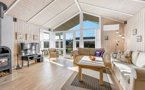 Asgard - 800M to the Fjord: Toit, Maison, Domicile, Chalet, Porte, Siding, Plate-Forme, Porche, Planche, Dur