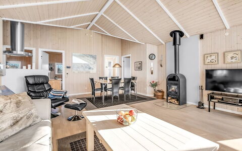 Asgard - 800M to the Fjord: Toit, Maison, Domicile, Chalet, Porte, Siding, Plate-Forme, Porche, Planche, Dur
