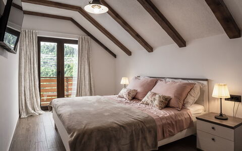 Fužine: Lit, Meubles, Design Intérieur, Chambre, Literie, Drap De Lit, Bois, Linge, Plafond, Pièce