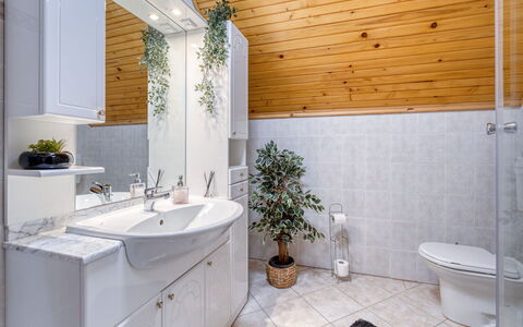 Maklen: Design Intérieur, Évier, Luminaire Plomberie, Sol, Lavabo, Salle De Bains, Comptoir, Sol, Plafond, Robinet