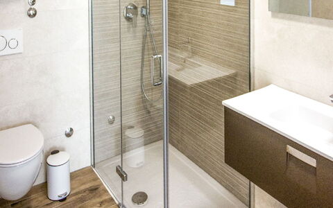 Vista sul Quarnero: Salle De Bains, Sol, Sol, Luminaire Plomberie, Design Intérieur, Toilette, Évier, Armoire De Toilette, Plomberie, Tuile