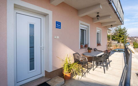 Željko: Accueil Porte, Balcon, Tache De Bois, Balustrade, Siding
