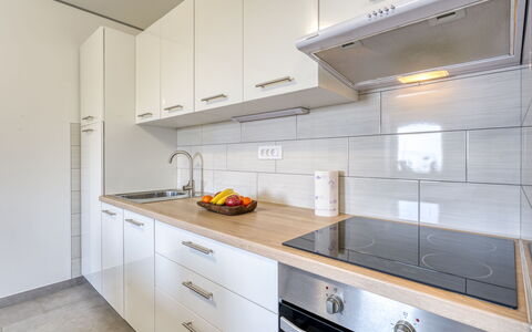 Željko: Cuisine, Comptoir, Appareil De Cuisine, Sol, Principaux Appliance, Cabinetry, Bois, Design Intérieur, Evier, Évier