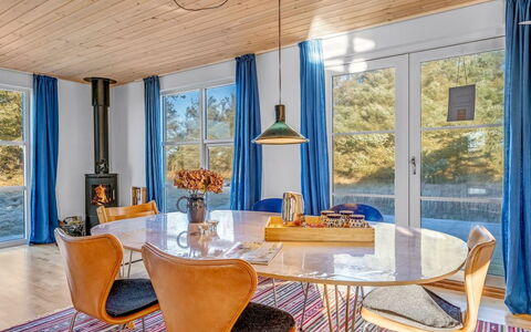 Kaapo - 300M from the Sea: Meubles, Design Intérieur, Bois, Sol, Chaise, Plafond, Sol, Table, Salle À Manger, Éclairage