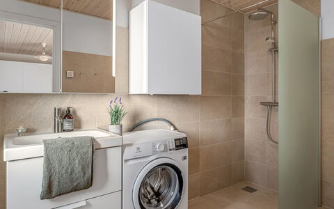 Kaapo - 300M from the Sea: Sol, Design Intérieur, Sol, Mur, Luminaire Plomberie, Armoire De Toilette, Machine À Laver, Plafond, Évier, Salle De Bains