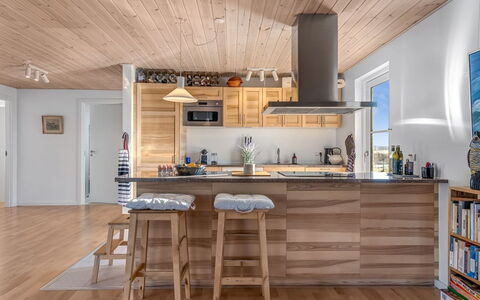 Kaapo - 300M from the Sea: Meubles, Cuisine, Sol, Design Intérieur, Comptoir, Bois, Parquet, Sol, Appareil De Cuisine, Plafond