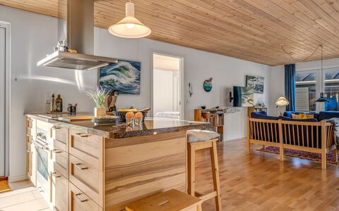 Kaapo - 300M from the Sea: Sol, Meubles, Bois, Design Intérieur, Parquet, Plafond, Sol, Cuisine, Comptoir, Cabinetry
