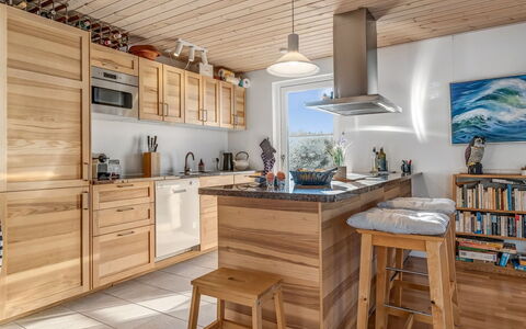 Kaapo - 300M from the Sea: Meubles, Cuisine, Sol, Bois, Appareil De Cuisine, Comptoir, Design Intérieur, Parquet, Électroménager, Sol