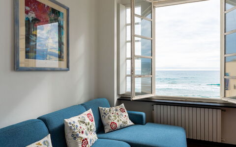 Casa Sole Mare: Bleu, Meubles, Design Intérieur, Canapé, Appartement, Sol, Pièce, Mer, Salon