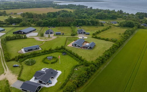 Antero - 500M to the Fjord: Maison, Domicile, Toit, Chalet, Biens, Aménagement Paysager, Batiments Jardin, Siding, Ferme