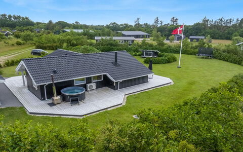 Antero - 500M to the Fjord: Maison, Domicile, Toit, Chalet, Biens, Aménagement Paysager, Batiments Jardin, Siding, Ferme
