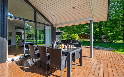 Erlinda - 300M from the Sea: Maison, Domicile, Porte, Toit, Chalet, Biens, Jardin, Ombre, Siding, Cour