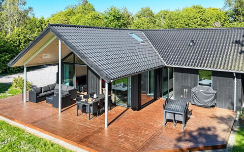 Erlinda - 300M from the Sea: Maison, Domicile, Porte, Toit, Chalet, Biens, Jardin, Ombre, Siding, Cour