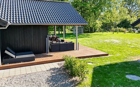Erlinda - 300M from the Sea: Maison, Domicile, Porte, Toit, Chalet, Biens, Jardin, Ombre, Siding, Cour