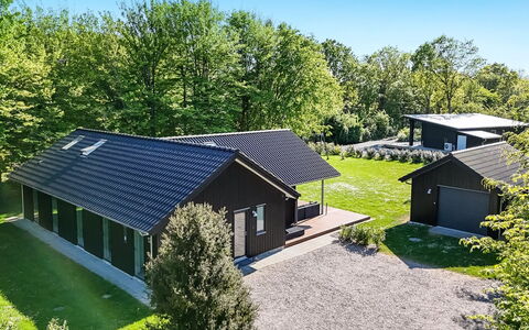 Erlinda - 300M from the Sea: Maison, Domicile, Porte, Toit, Chalet, Biens, Jardin, Ombre, Siding, Cour