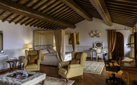 Torre Antica: Meubles, Design Intérieur, Lit, Chambre, Sol, Sol, Plafond, Literie, Pièce, Drap De Lit