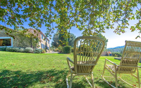 Villa Sagrantino: Arbuste, Jardin, Pelouse, Printemps, Mobilier De Jardin, Chalet, Aménagement Paysager, Chaise, Cour, Arrière-Cour