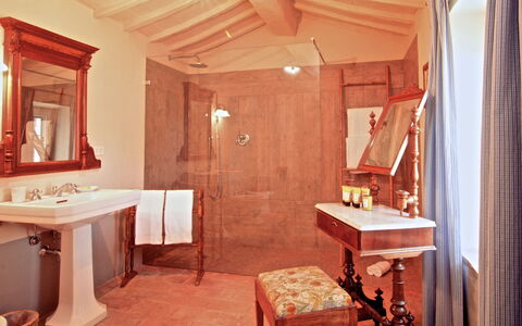 Villa Sagrantino: Design Intérieur, Bois, Sol, Sol, Meubles, Éclairage, Luminaire Plomberie, Plafond, Salle De Bains, Lavabo