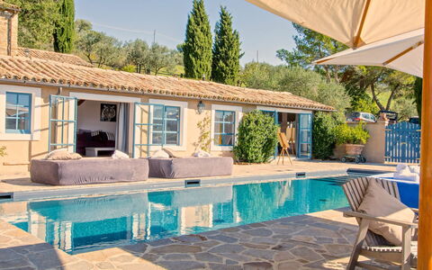 Villa Sagrantino: Piscine, Mobilier De Jardin, Meubles, Recours, Domicile, Chaise, Biens, Ombre, Balancelle, Parapluie