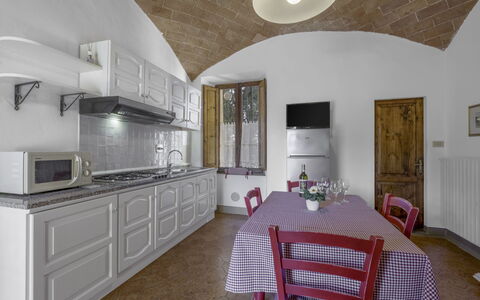 Agriturismo Agresto Apartments And Cottage, Pool,: Meubles, Design Intérieur, Cuisine, Sol, Appareil De Cuisine, Plafond, Comptoir, Pièce, Cabinetry, Électroménager
