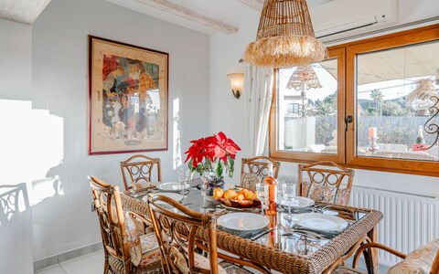 Villa Cristina: Meubles, Design Intérieur, Chaise, Bois, Plafond, Table, Pièce, Sol, Salle À Manger, Éclairage