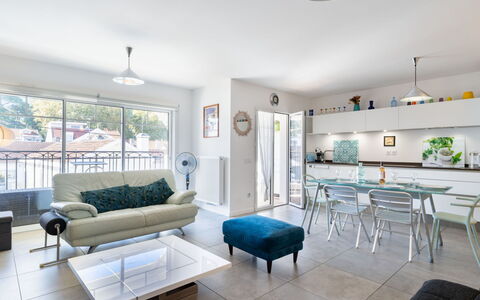 Le 48: Meubles, Design Intérieur, Sol, Sol, Canapé, Plafond, Pièce, Table, Salon, Appartement