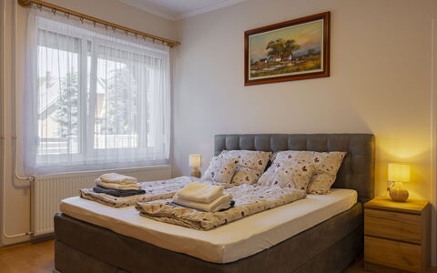 Gyula: Lit, Meubles, Design Intérieur, Chambre, Literie, Bois, Pièce, Drap De Lit, Sol, Sol