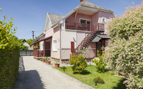 Gyula: Bâtiment, Fenêtre, Maison, Zone Résidentielle, Toit, Domicile, Arbuste, Façade, Quartier, Architecture