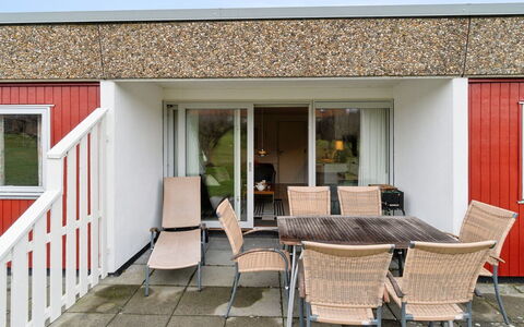 Markus - 300M from the Sea: Végétation, Arbuste, Printemps, Chalet, Jardin, Ombre, Arrière-Cour, Cour, Chaise
