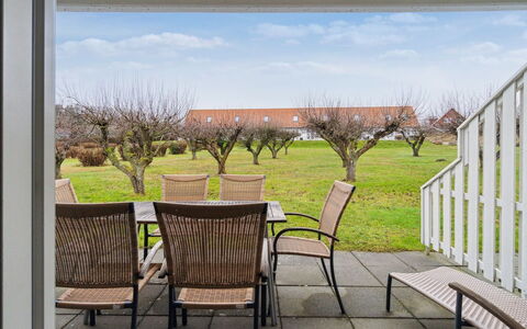 Markus - 300M from the Sea: Végétation, Arbuste, Printemps, Chalet, Jardin, Ombre, Arrière-Cour, Cour, Chaise