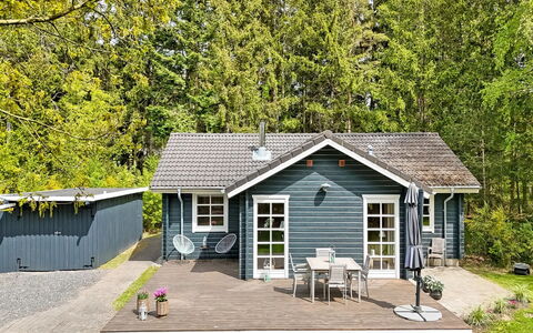 Iorund - 9Km from the Sea: Bois, Sol, Tache De Bois, Cabinetry, Comptoir, Cuisine, Luminaire Plomberie, Dur, Matériau Naturel, Évier