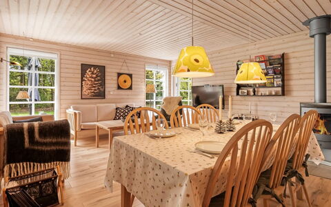 Iorund - 9Km from the Sea: Bois, Sol, Tache De Bois, Cabinetry, Comptoir, Cuisine, Luminaire Plomberie, Dur, Matériau Naturel, Évier