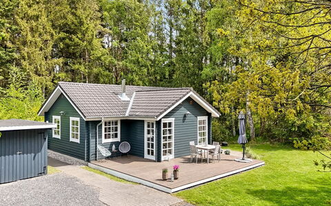 Iorund - 9Km from the Sea: Bois, Sol, Tache De Bois, Cabinetry, Comptoir, Cuisine, Luminaire Plomberie, Dur, Matériau Naturel, Évier