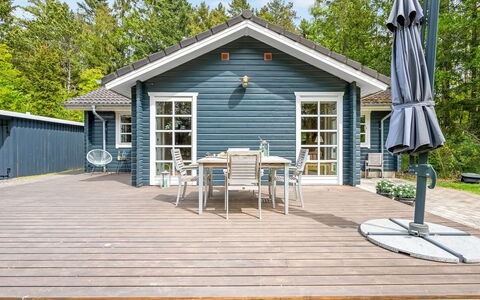 Iorund - 9Km from the Sea: Bois, Sol, Tache De Bois, Cabinetry, Comptoir, Cuisine, Luminaire Plomberie, Dur, Matériau Naturel, Évier