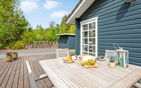 Iorund - 9Km from the Sea: Bois, Sol, Tache De Bois, Cabinetry, Comptoir, Cuisine, Luminaire Plomberie, Dur, Matériau Naturel, Évier