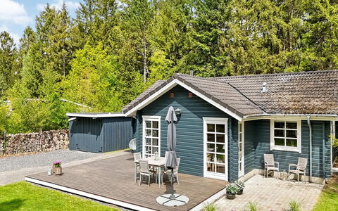 Iorund - 9Km from the Sea: Bois, Sol, Tache De Bois, Cabinetry, Comptoir, Cuisine, Luminaire Plomberie, Dur, Matériau Naturel, Évier