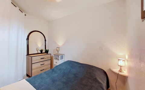 Le Barcarès 972: Lit, Meubles, Chambre, Mur, Literie, Drap De Lit, Design Intérieur, Bois, Sol, Plafond