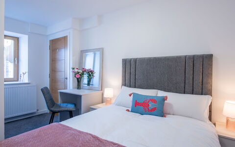 Harbour Nights Deluxe 7D: Meubles, Lit, Chambre, Design Intérieur, Literie, Drap De Lit, Linge, Pièce, Sol, Textile