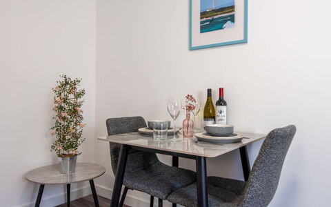 Harbour Nights Deluxe 7E: Meubles, Design Intérieur, Bois, Sol, Sol, Table, Chaise, Pièce, Parquet, Salon